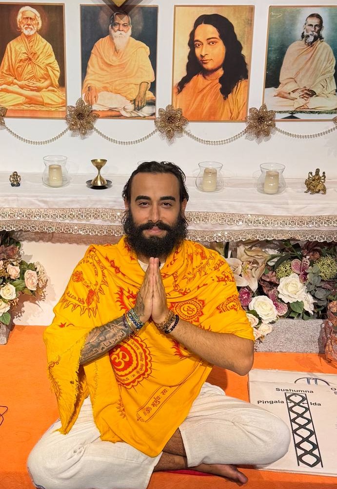 Ruslan Haidar em meditação diante de altar