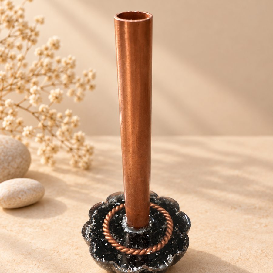 Cloudbuster Compacto: um tubo de cobre numa base de orgonite preta em formato de flor, com anel de cobre