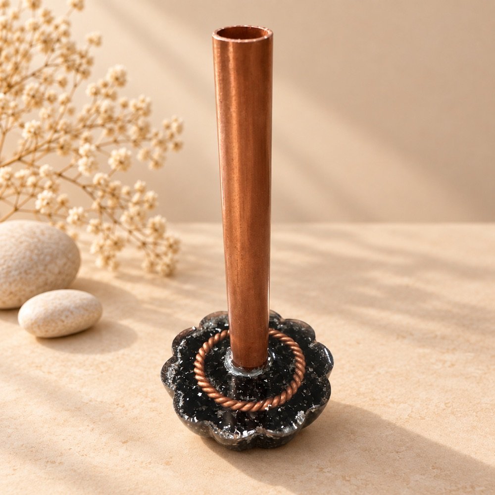 Cloudbuster Compacto: base de orgonite preta em formato de flor, anel de cobre trançado e tubo de cobre apontado pra cima