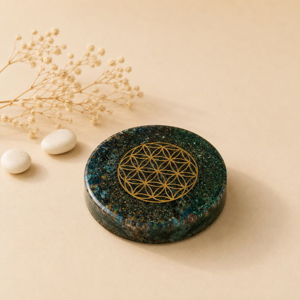 Orgonite Talismã com Flor da Vida dourada e cristais verdes e azuis